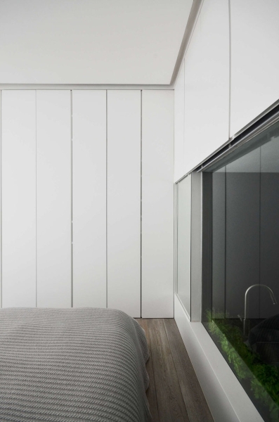 Why This Apartment’s Glass Backsplash Is Both Stylish and Practical