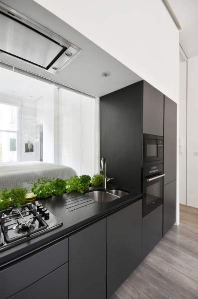 Why This Apartment’s Glass Backsplash Is Both Stylish and Practical