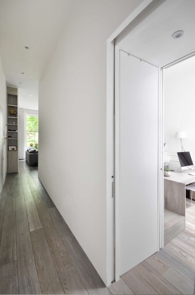 Why This Apartment’s Glass Backsplash Is Both Stylish and Practical