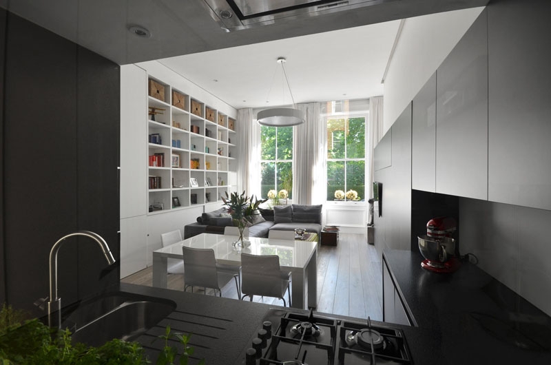 Why This Apartment’s Glass Backsplash Is Both Stylish and Practical