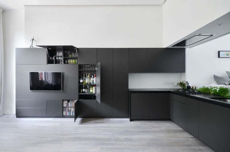 Why This Apartment’s Glass Backsplash Is Both Stylish and Practical