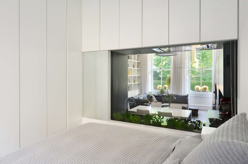 Why This Apartment’s Glass Backsplash Is Both Stylish and Practical