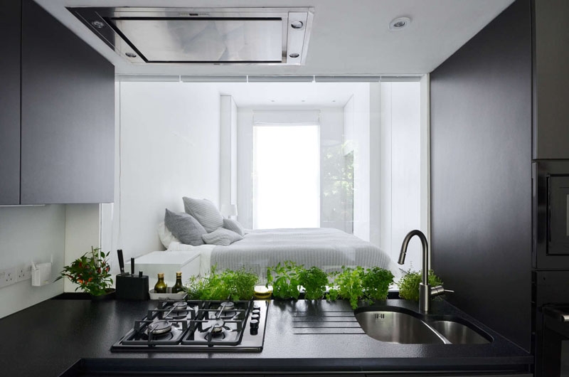 Why This Apartment’s Glass Backsplash Is Both Stylish and Practical