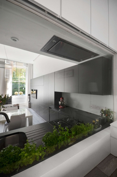 Why This Apartment’s Glass Backsplash Is Both Stylish and Practical