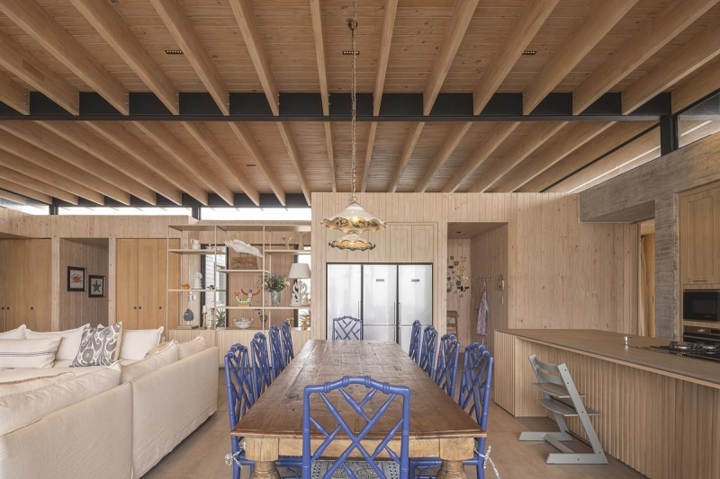 A Coastal House That Opens North to the Sea