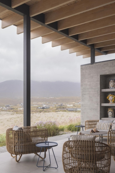 A Coastal House That Opens North to the Sea