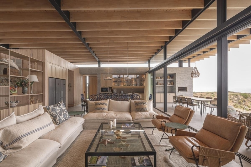 A Coastal House That Opens North to the Sea