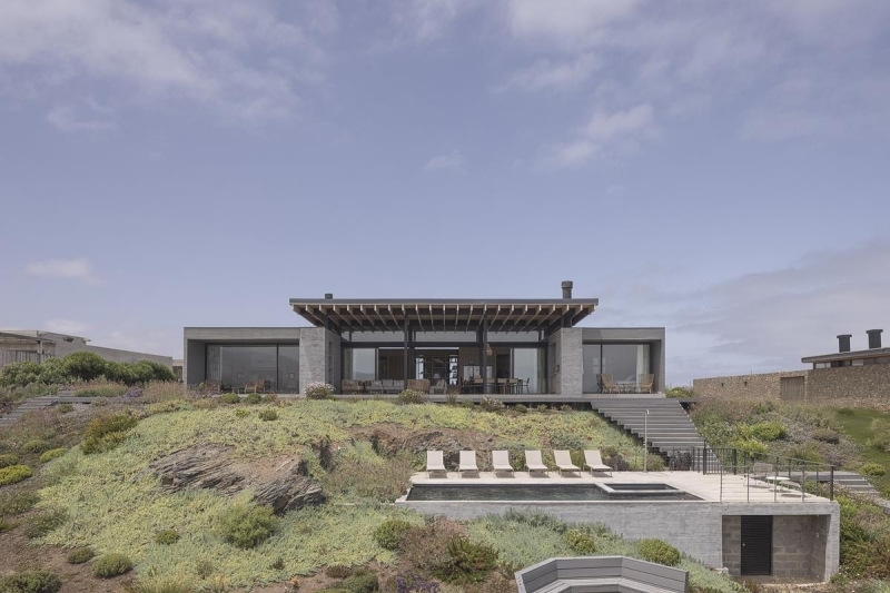 A Coastal House That Opens North to the Sea
