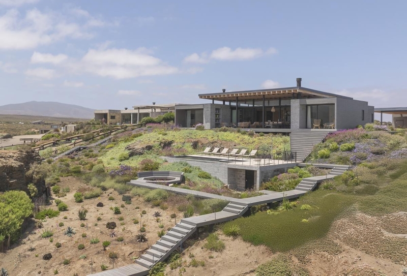 A Coastal House That Opens North to the Sea