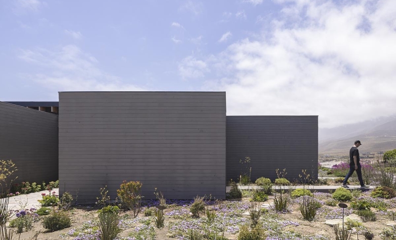 A Coastal House That Opens North to the Sea