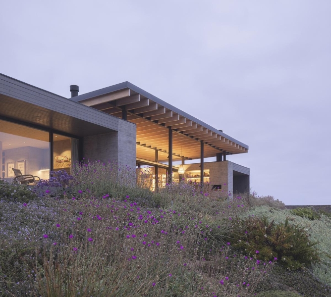 A Coastal House That Opens North to the Sea