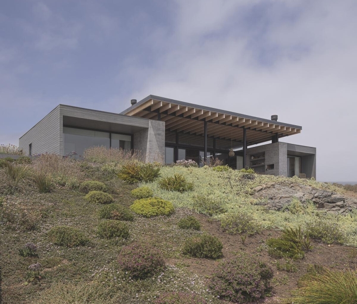 A Coastal House That Opens North to the Sea