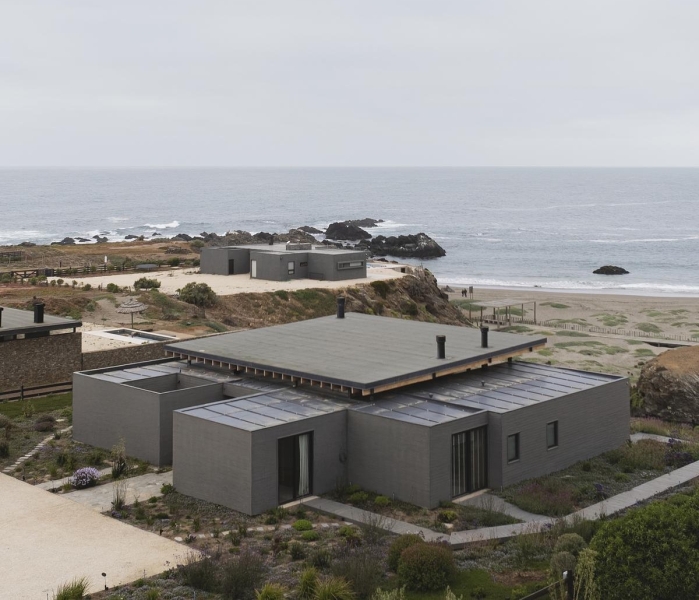 A Coastal House That Opens North to the Sea