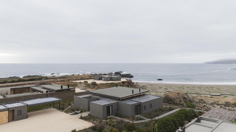 A Coastal House That Opens North to the Sea