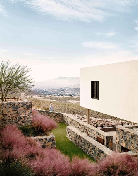 A Desert Home Where Wilderness Meets Modern Comfort