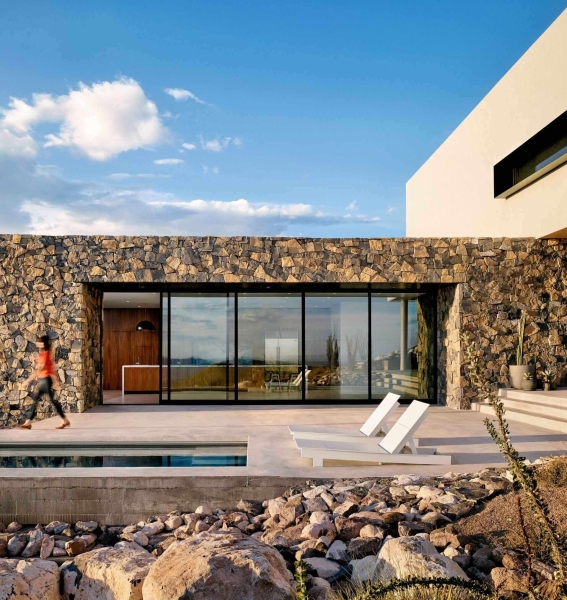 A Desert Home Where Wilderness Meets Modern Comfort