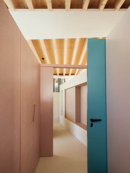 A Home That Unfolds Like a Sheet of Paper