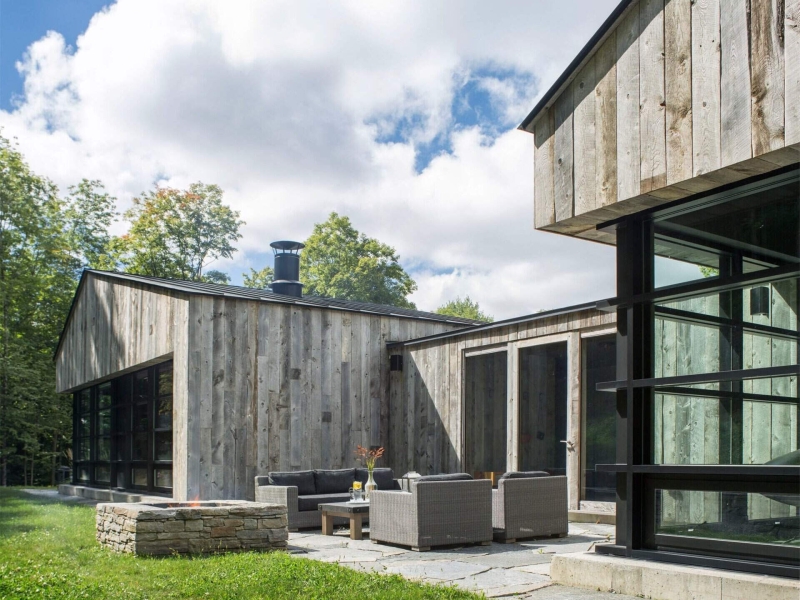 A House Built From Reclaimed Fence Wood: How Weathered Boards Create Instant Character