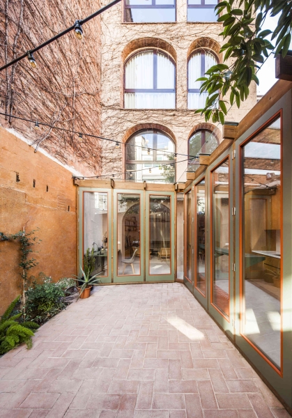 A sunlit kitchen addition that blurs indoors and outdoors