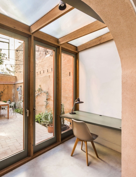 A sunlit kitchen addition that blurs indoors and outdoors