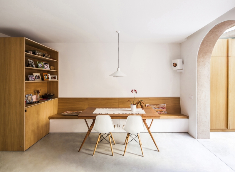 A sunlit kitchen addition that blurs indoors and outdoors