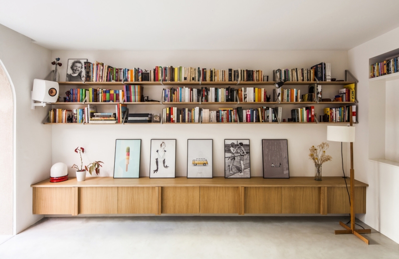 A sunlit kitchen addition that blurs indoors and outdoors
