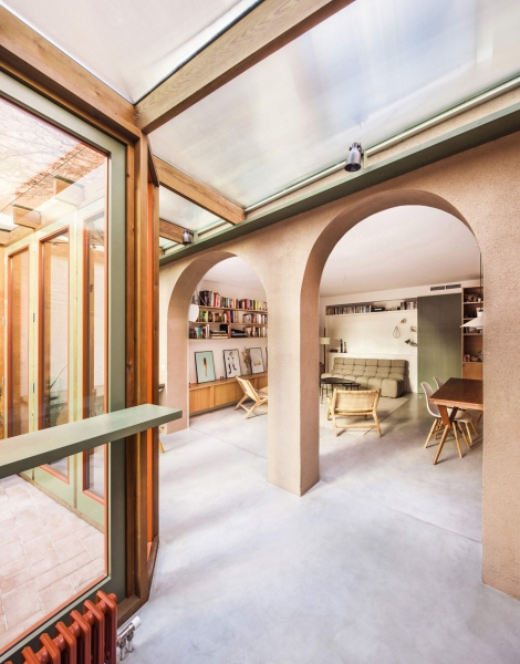 A sunlit kitchen addition that blurs indoors and outdoors