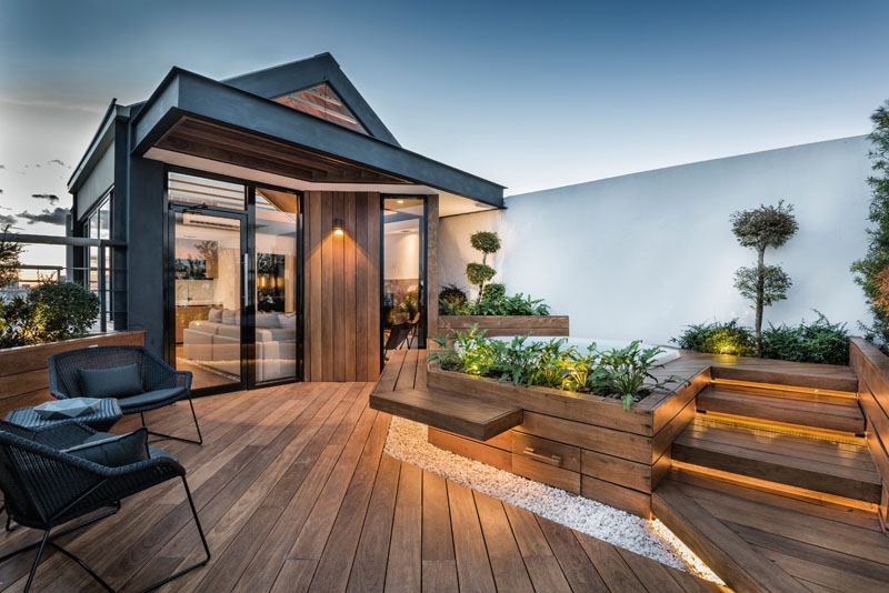 Nature, Comfort, and Design Meet on This Urban Rooftop