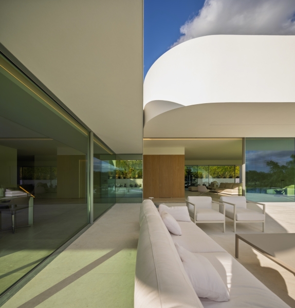 The Home That Flows Like a Sculpture