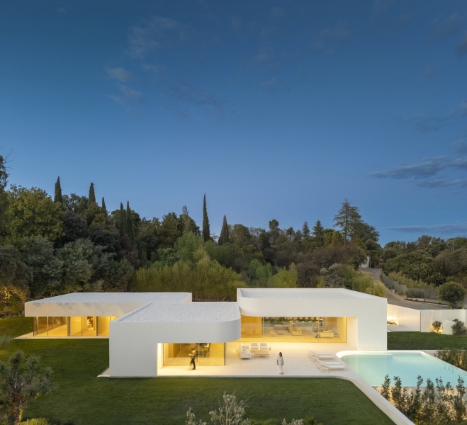 The Home That Flows Like a Sculpture