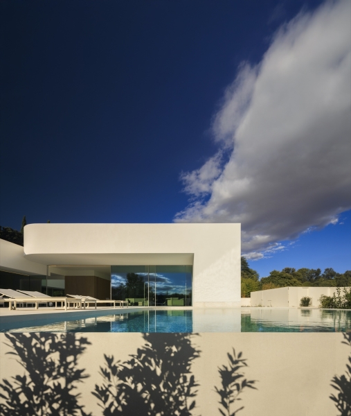 The Home That Flows Like a Sculpture