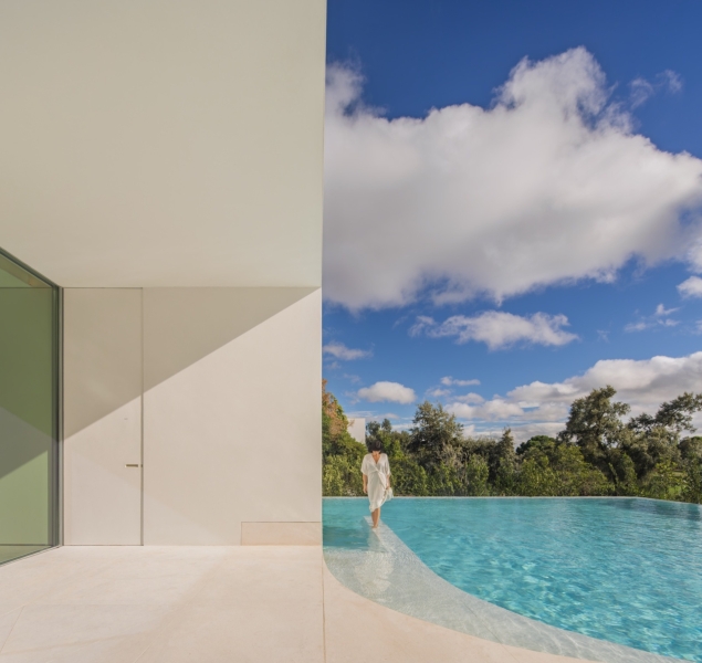 The Home That Flows Like a Sculpture