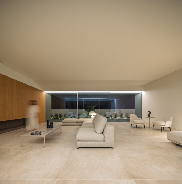 The Home That Flows Like a Sculpture