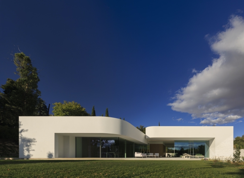 The Home That Flows Like a Sculpture