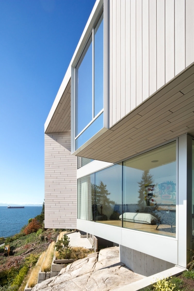The infinity-edge pool that makes the ocean part of the house