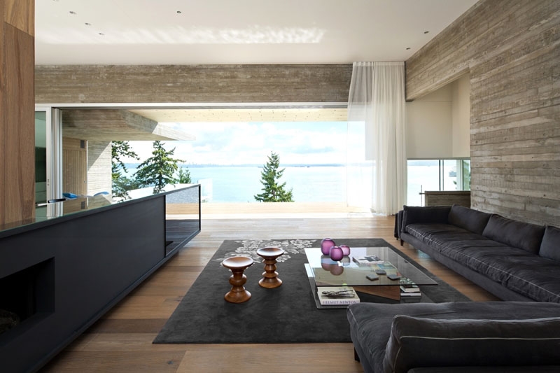 The infinity-edge pool that makes the ocean part of the house