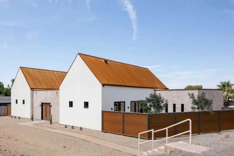 A Rusted Roof, White Walls, and Desert Light: Inside Arizona’s Canal House
