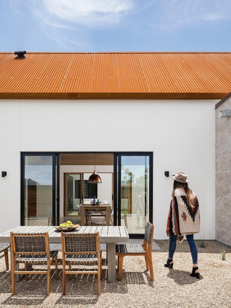 A Rusted Roof, White Walls, and Desert Light: Inside Arizona’s Canal House
