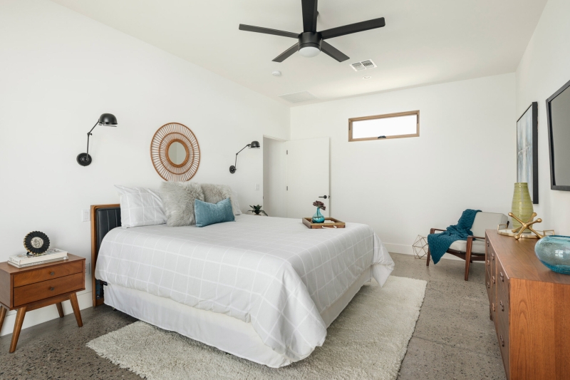 A Rusted Roof, White Walls, and Desert Light: Inside Arizona’s Canal House