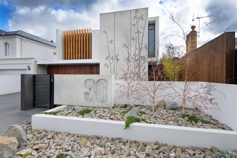 Bamboo-Patterned Concrete Walls Express The Personality Of This Home