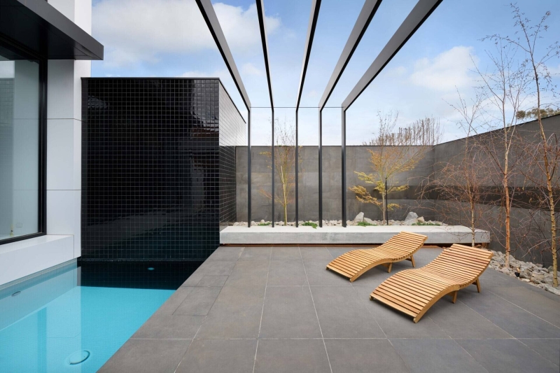 Bamboo-Patterned Concrete Walls Express The Personality Of This Home