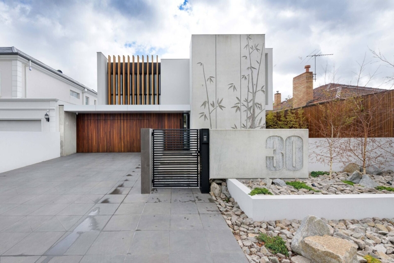 Bamboo-Patterned Concrete Walls Express The Personality Of This Home