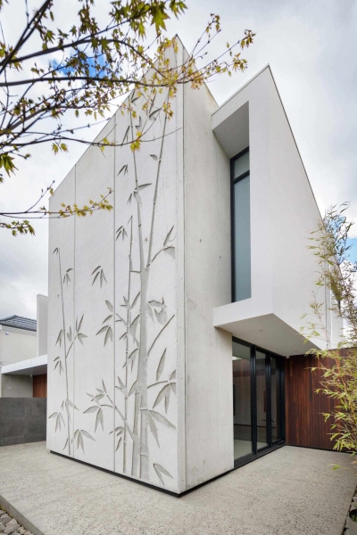 Bamboo-Patterned Concrete Walls Express The Personality Of This Home