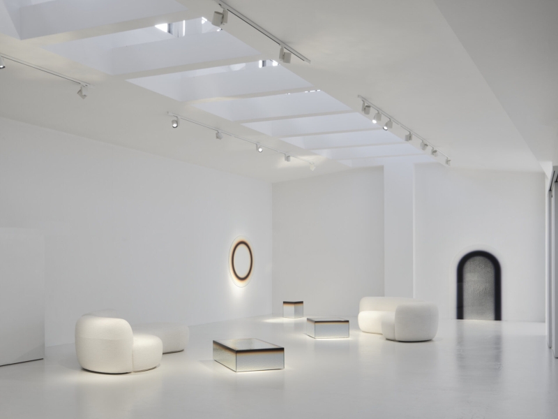 Fragmented, blurred, and rebuilt: reflections in the works of Costantino Gucci