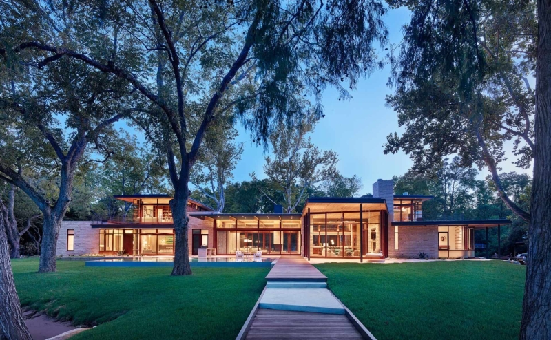From dock to fireplace: A look inside the sleek Texas home that blends nature and design