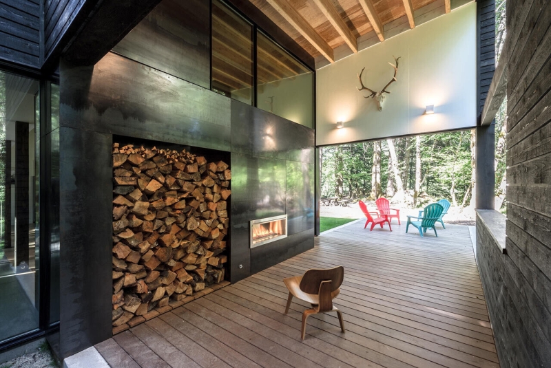 Hidden in the woods: a sleek riverfront escape designed for peace and privacy