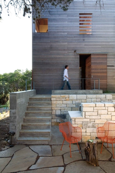 Inside the Vertical Wooden Home Hidden Among the Texas Trees