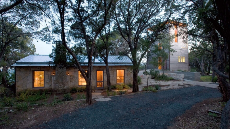Inside the Vertical Wooden Home Hidden Among the Texas Trees