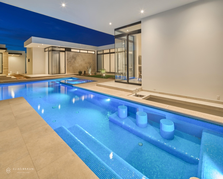 Resort looks without leaving home, a courtyard compound built for two signals quiet status