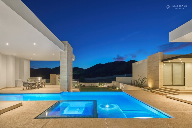 Resort looks without leaving home, a courtyard compound built for two signals quiet status